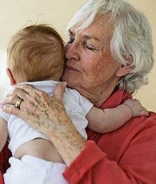 her ser man et billede af en bedstemor, der holder en baby i armene